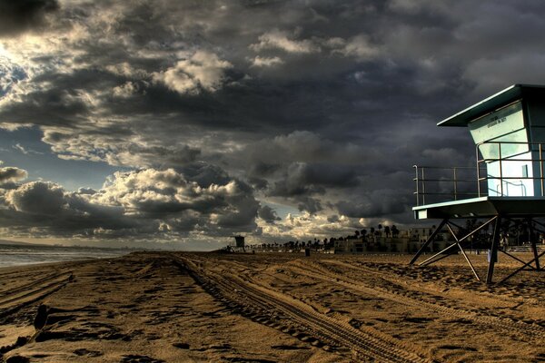 Plage déserte. Nuages orageux