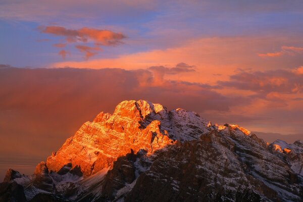 Carta da parati della montagna al tramonto rosso