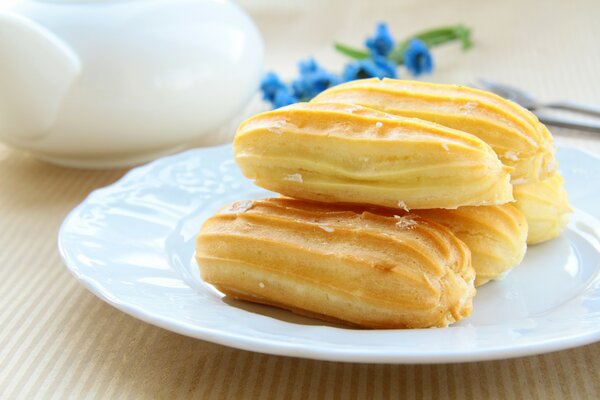 Eclair à la crème. Dessert sucré