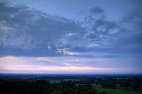 Piękny widok na panoramę w chmurach