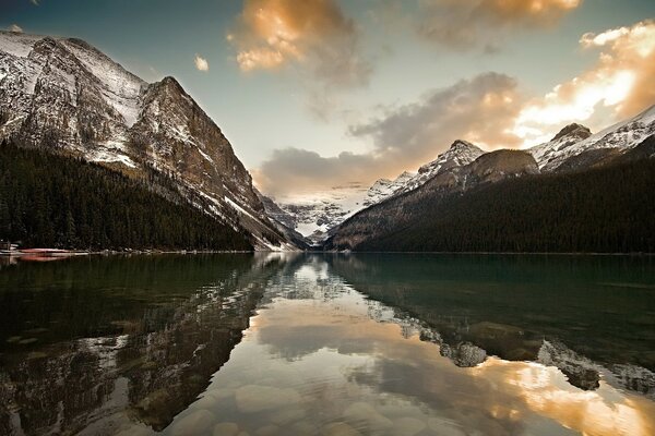 Reflexion der Berge im See