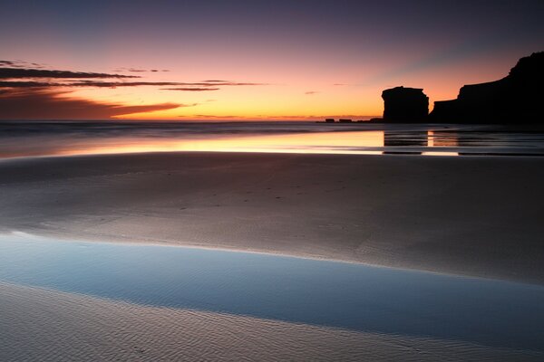 Hermosa puesta de sol reflejada en el agua