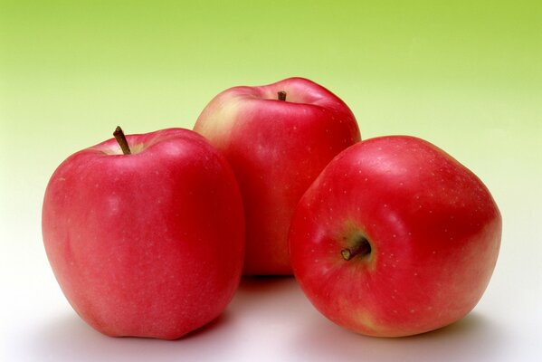 Trzy jabłka. Dojrzałe owoce