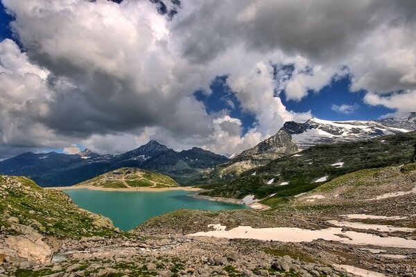 Lago en las montañas con picos nevados