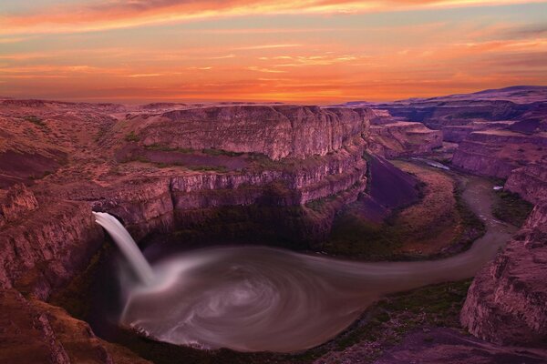 Il vortice della cascata che si riversa dalla roccia