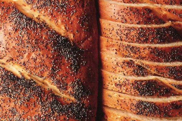 Köstliches gebackenes Brot mit Mohn