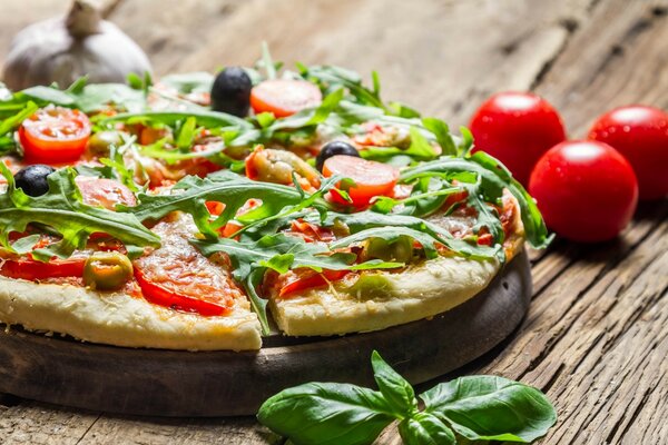 Pizza mit Rucola. Leckeres Essen