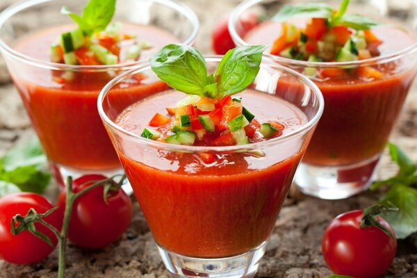 Décoration d un cocktail de jus de tomate dans un verre à vin