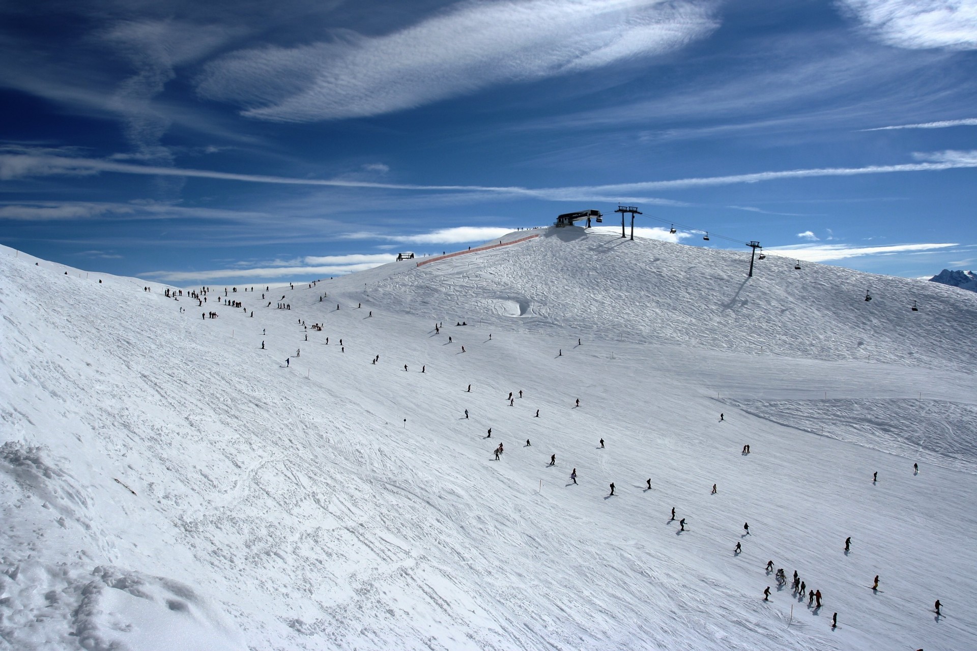 pendiente nieve esquiadores