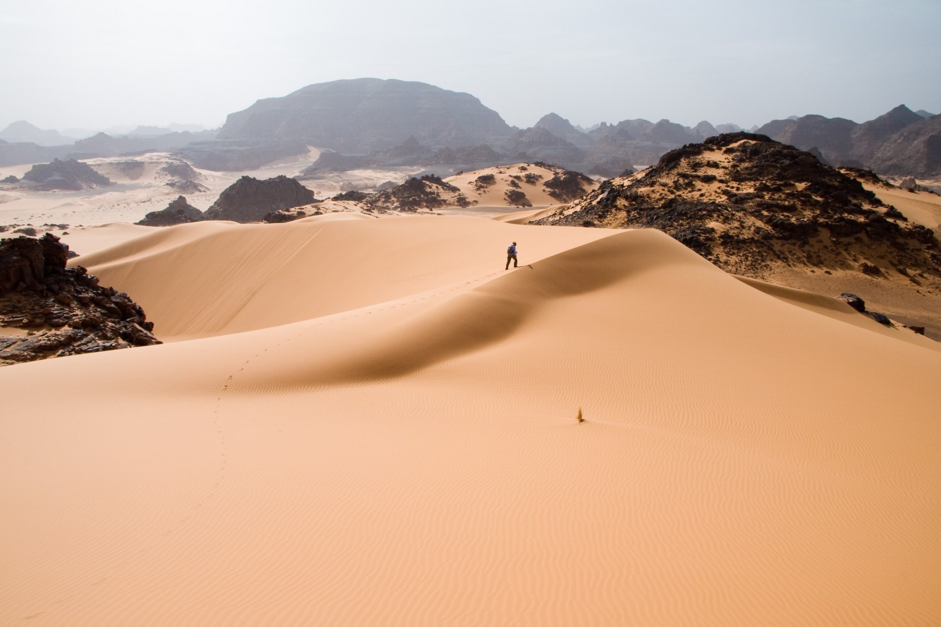 dunes sable désert homme