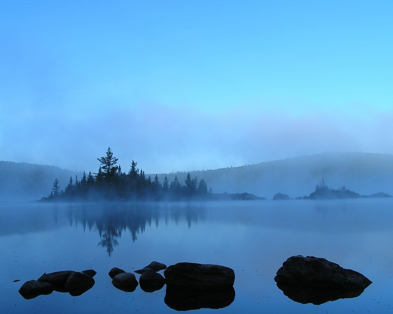 pietre nebbia acqua alberi blu