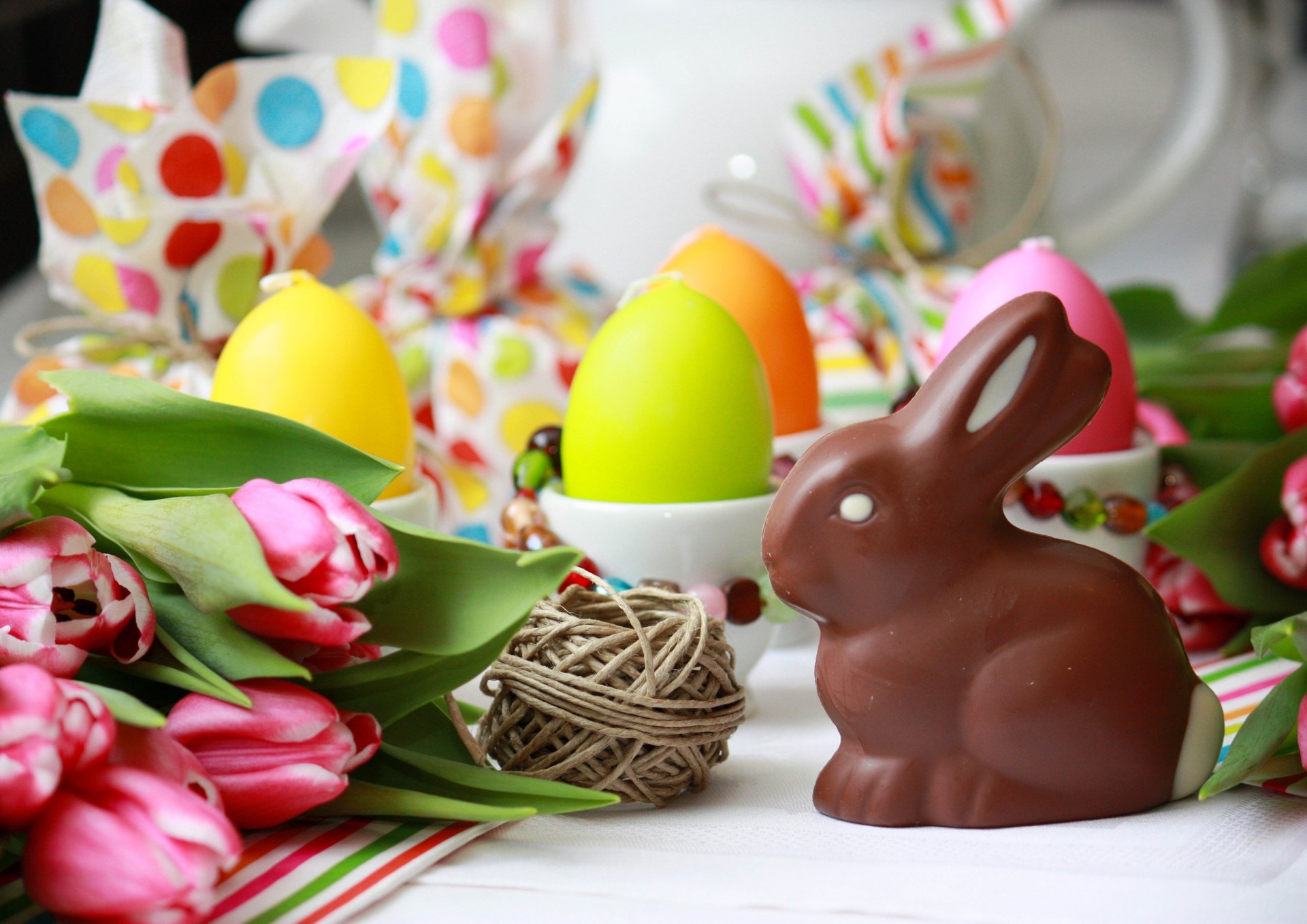 lièvre chocolat pâques tulipes table oeufs