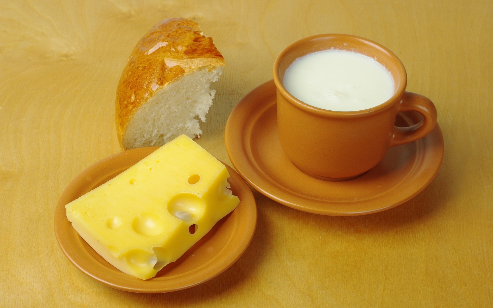 Завтрак бутерброд с сыром. Молоко сыр. Сыр на завтрак. Бутерброды с маслом на завтрак. Завтрак с молоком.