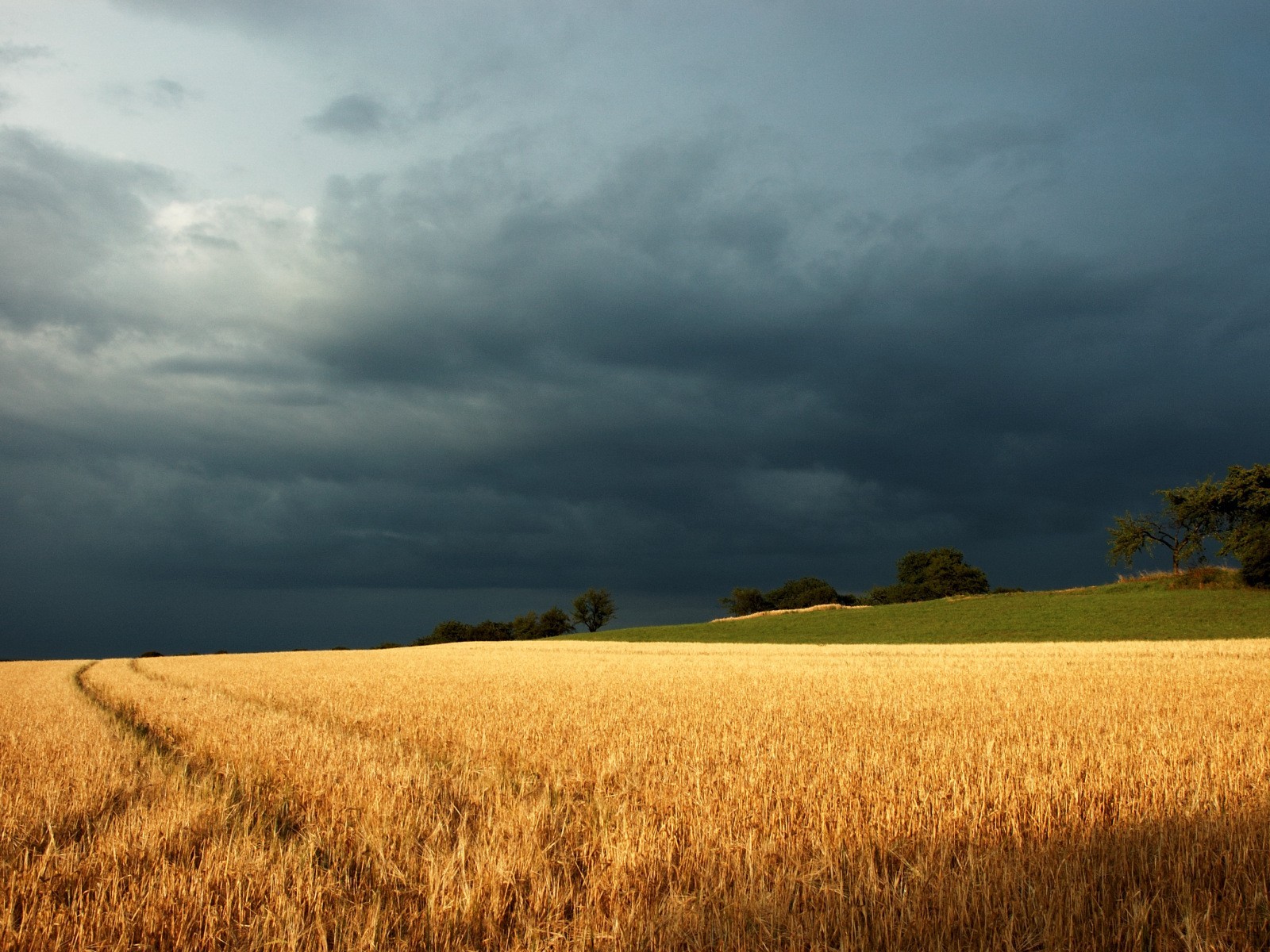 campo nuvole temporale