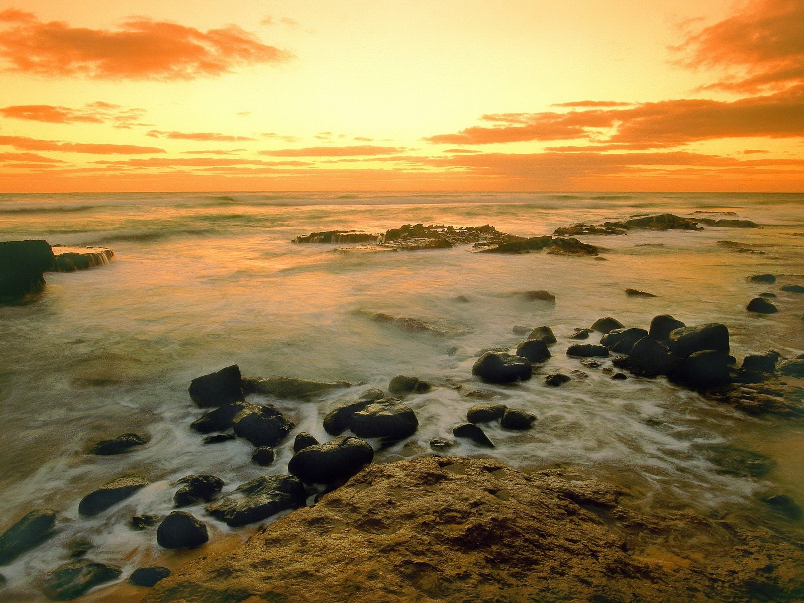 piedras costa mar agua nubes puesta de sol