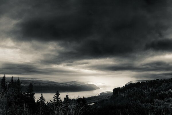 Schwarz-Weiß-Bild mit Fluss und Wolken