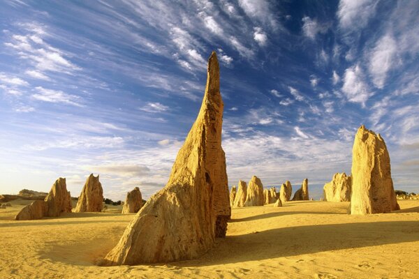 Piedras en el desierto contra el cielo azul