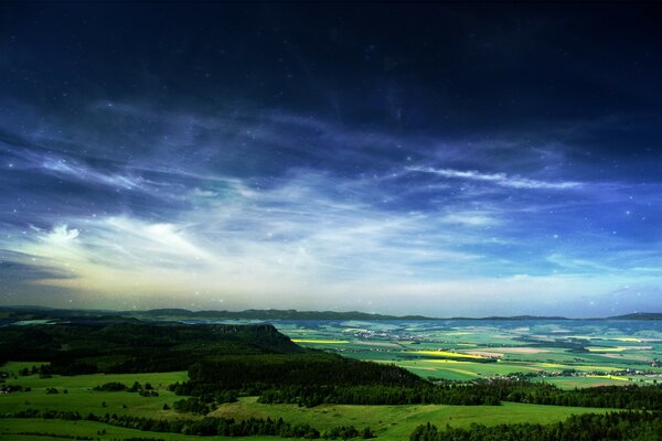 Heller Himmel über der grünen Ebene