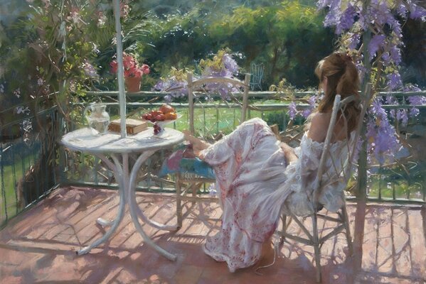 Fille sur la terrasse en été