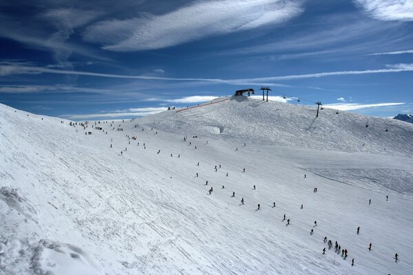 Skifahrer auf verschneiten Berghintergrund