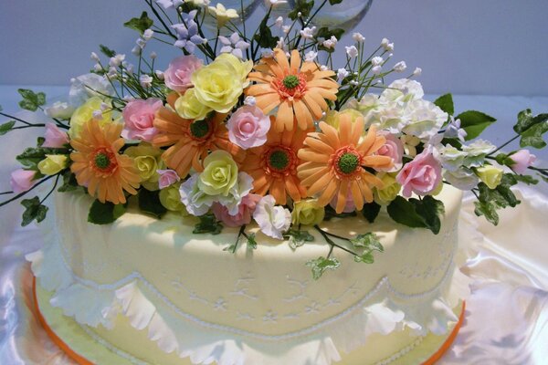 Pastel dulce con glaseado decorado con flores