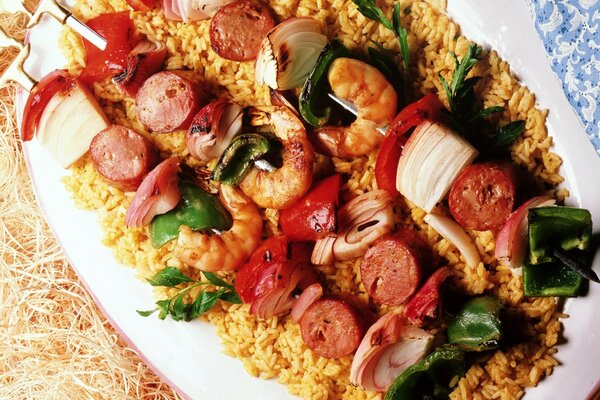 Platos exóticos: arroz y shashlik de mariscos