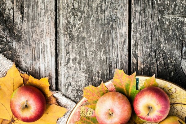 Paisaje de otoño, manzanas y hojas de arce