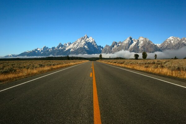 The dinny road, the road to the mountains, clouds and the road