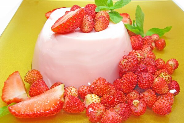Десерт из ягод. Клубничный пудинг