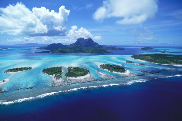 Weiße flauschige Wolken über den Inseln von Bora Bora