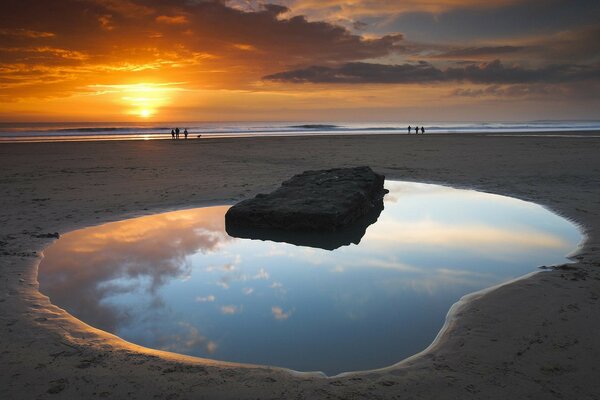 Brillante puesta de sol junto al mar