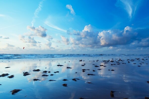 Côte de la mer bleue, beaux nuages