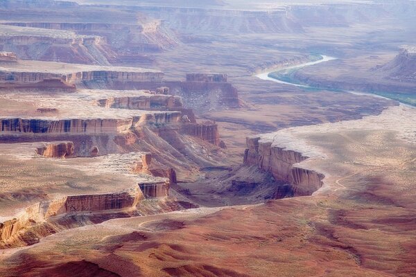 Canyon e fiume in lontananza