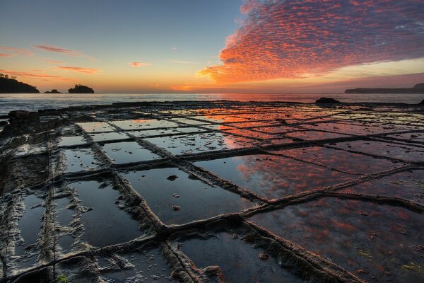 Nuvole al tramonto sull acqua