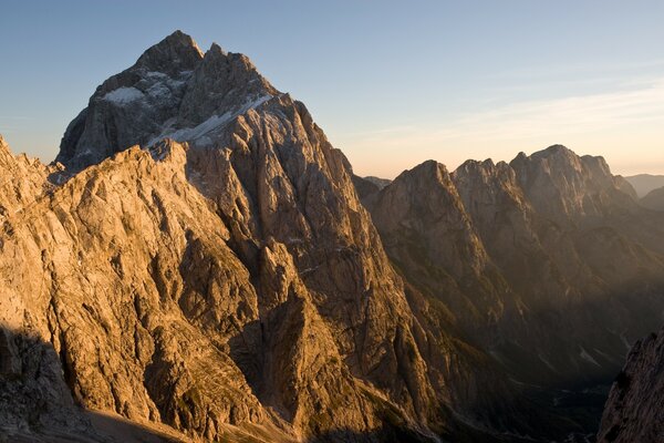 Pente de la montagne dans le ciel coucher de soleil