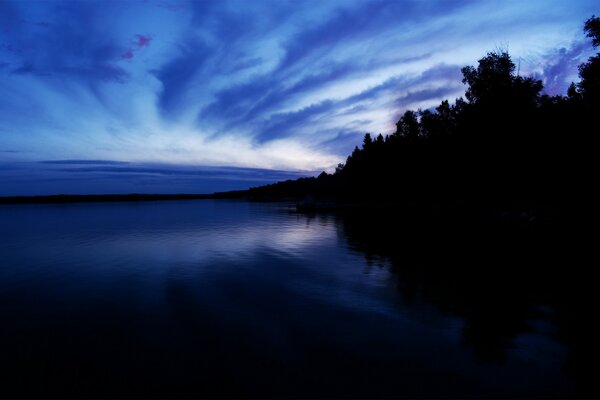 Bewölkter Abend am blauen See
