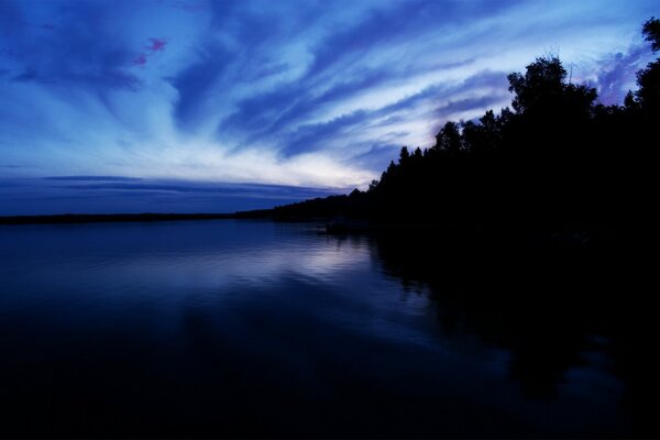 Noche nublada en el lago azul