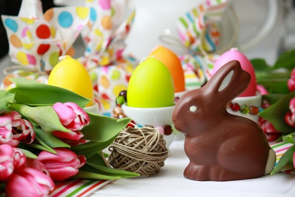 Conejito de Pascua y huevos de fondo