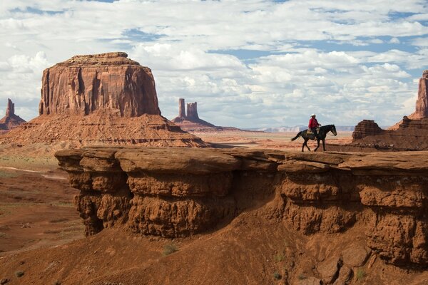 Vaquero en un sendero de montaña