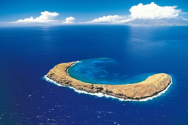 Imagen de una isla en medio del mar azul