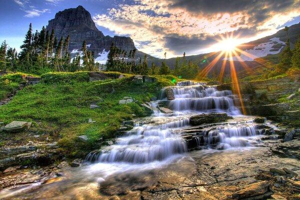 Rivière de montagne à la lumière du coucher du soleil