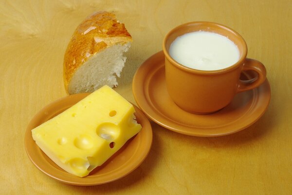 Un pequeño menú en una taza de leche y queso