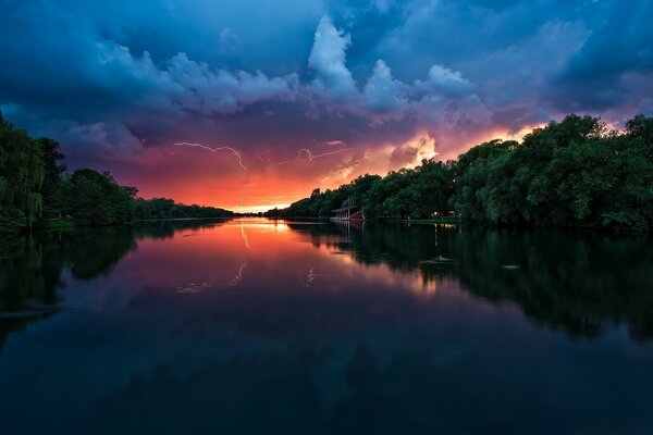 Blick vom Fluss auf den Sonnenuntergang