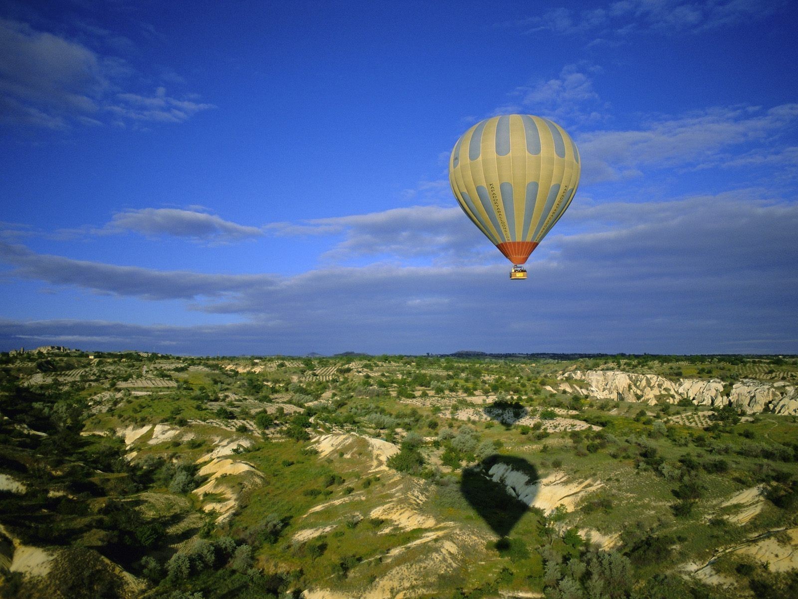 ballon collines ciel vol