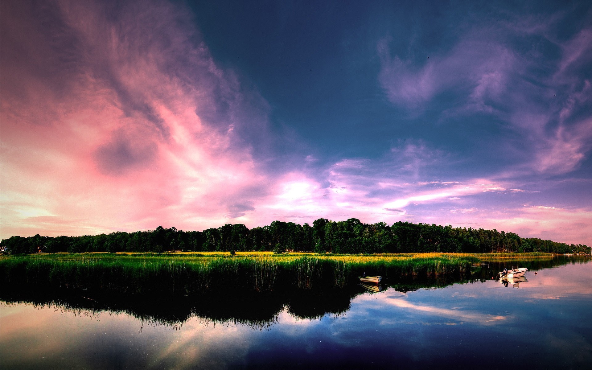 lago bosque barcos nubes