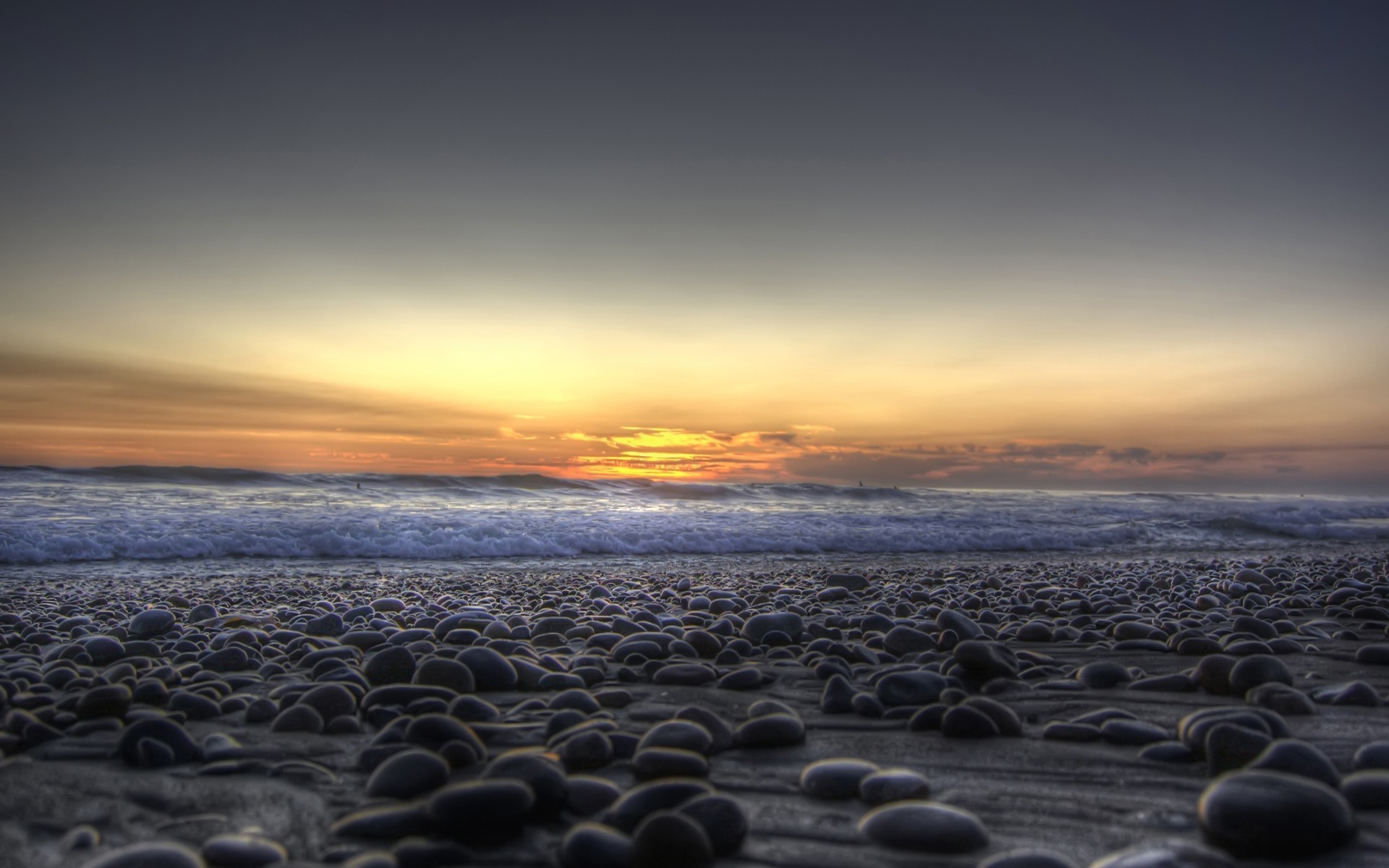 pierres cailloux côte mer vagues coucher de soleil