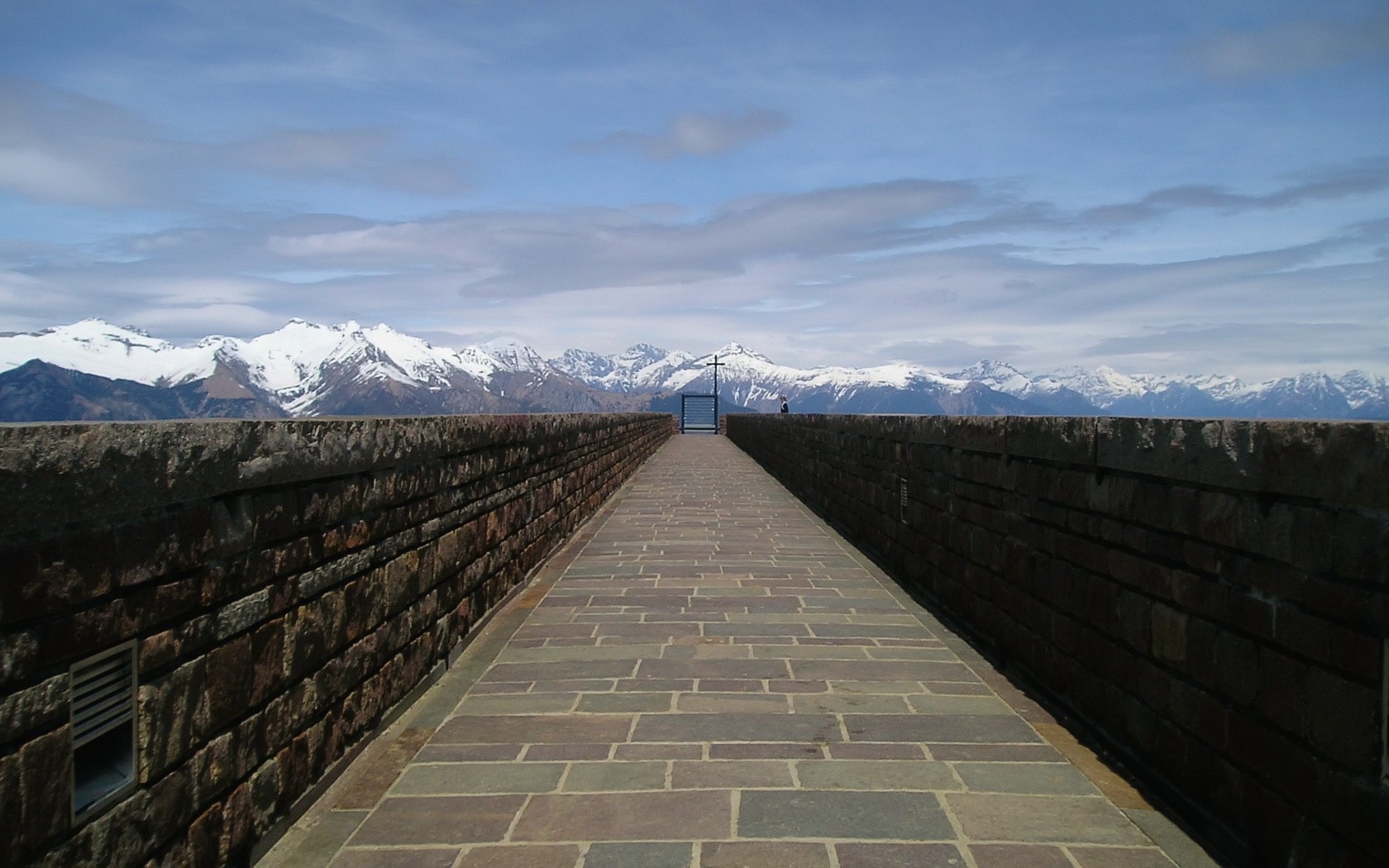 route sentier ciel montagnes