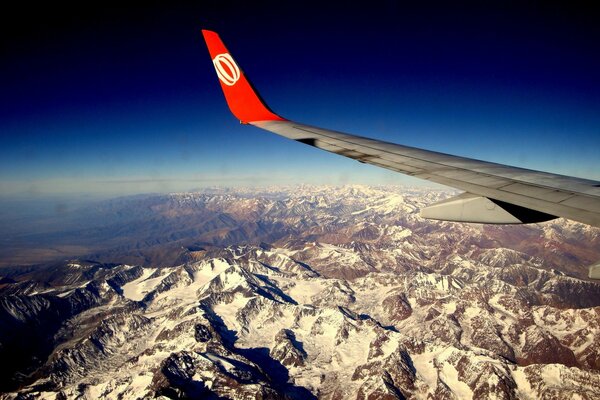 Aile d avion dans le ciel au-dessus des montagnes