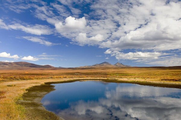 Llanura con un lago bajo un cielo despejado