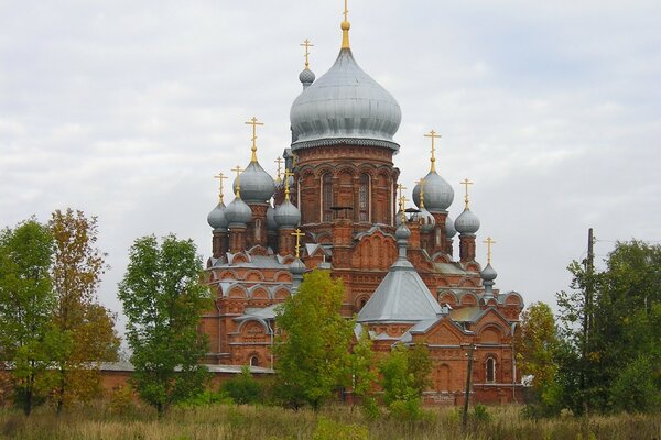 Красивый собор среди деревьв осенью